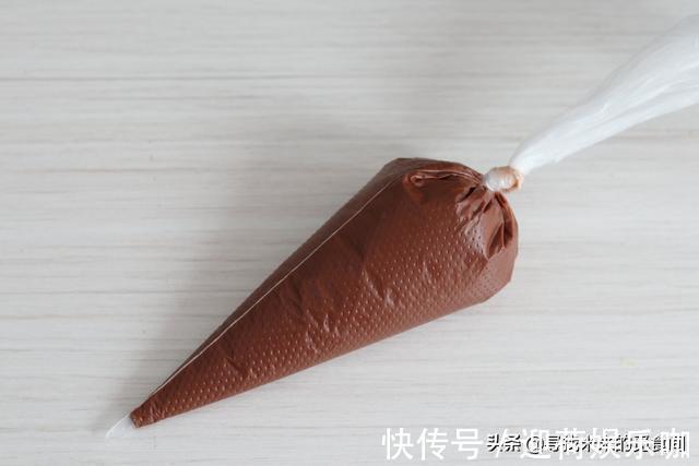 闺蜜花10元买一个网红蛋挞，太贵了，我用15元烤出一盘，很实惠