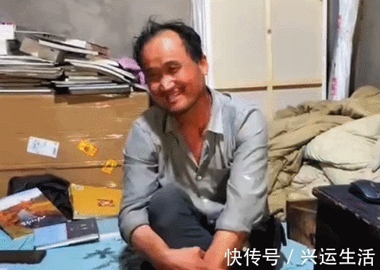 废品&现实版陋室铭!收废品大叔在出租屋内,画上千幅油画