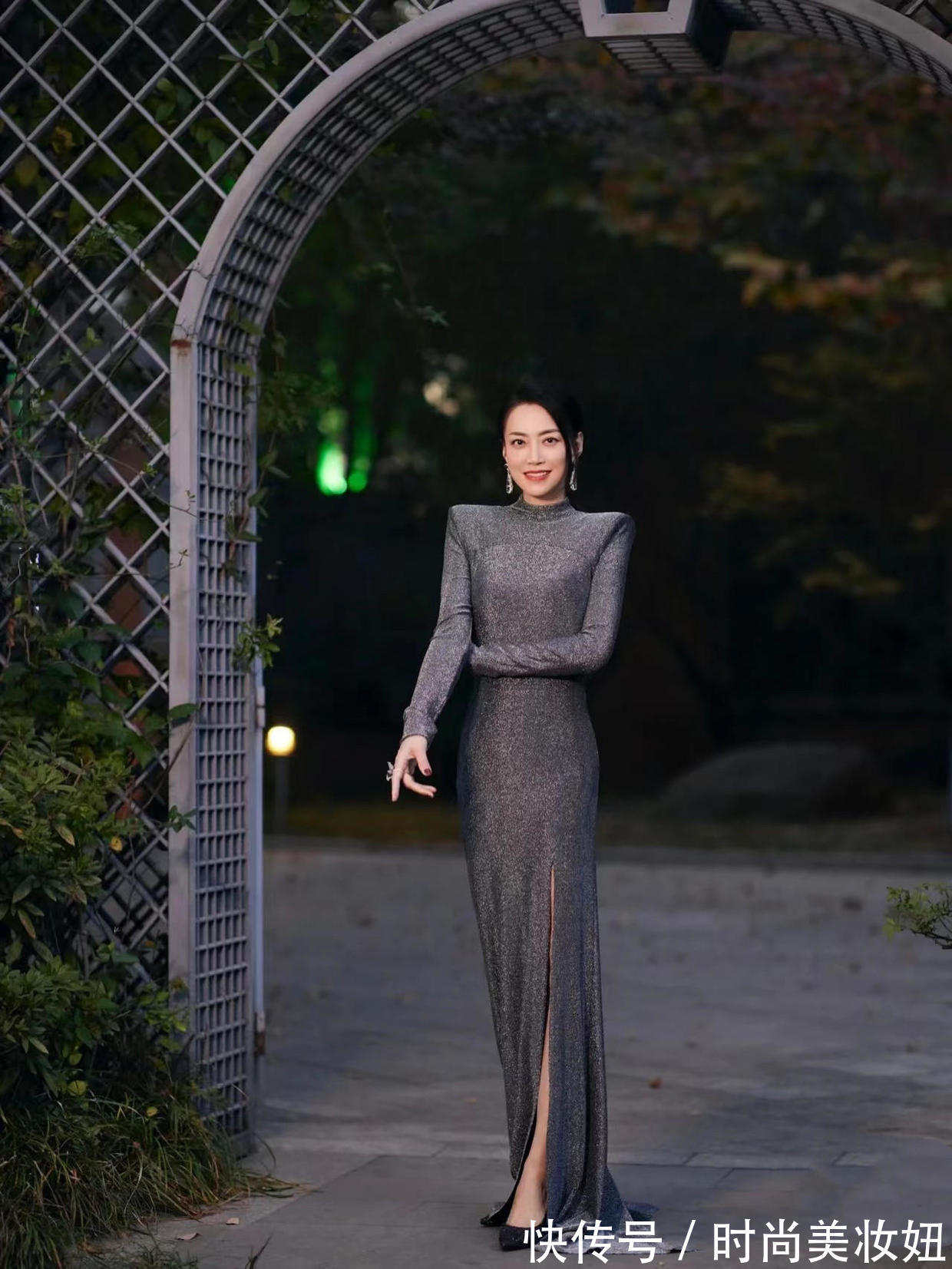 上下身 被霍汶希的身材惊艳到,穿灰色修身连衣裙,身材、气质不输女明星
