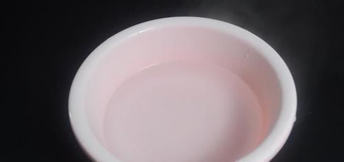 在梳子上涂抹牙膏,作用真厉害,我也是刚知道,快回家试一试