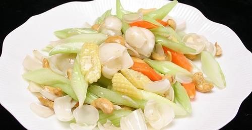  这一桌年夜饭，1汤5荤2素，是我最喜爱的菜肴，还全都是回忆