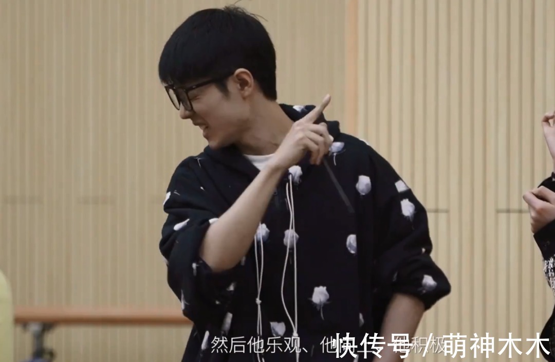 肖战|《如梦之梦》排练花絮曝光,肖战热心为同事拍背,认真学抱娃姿势