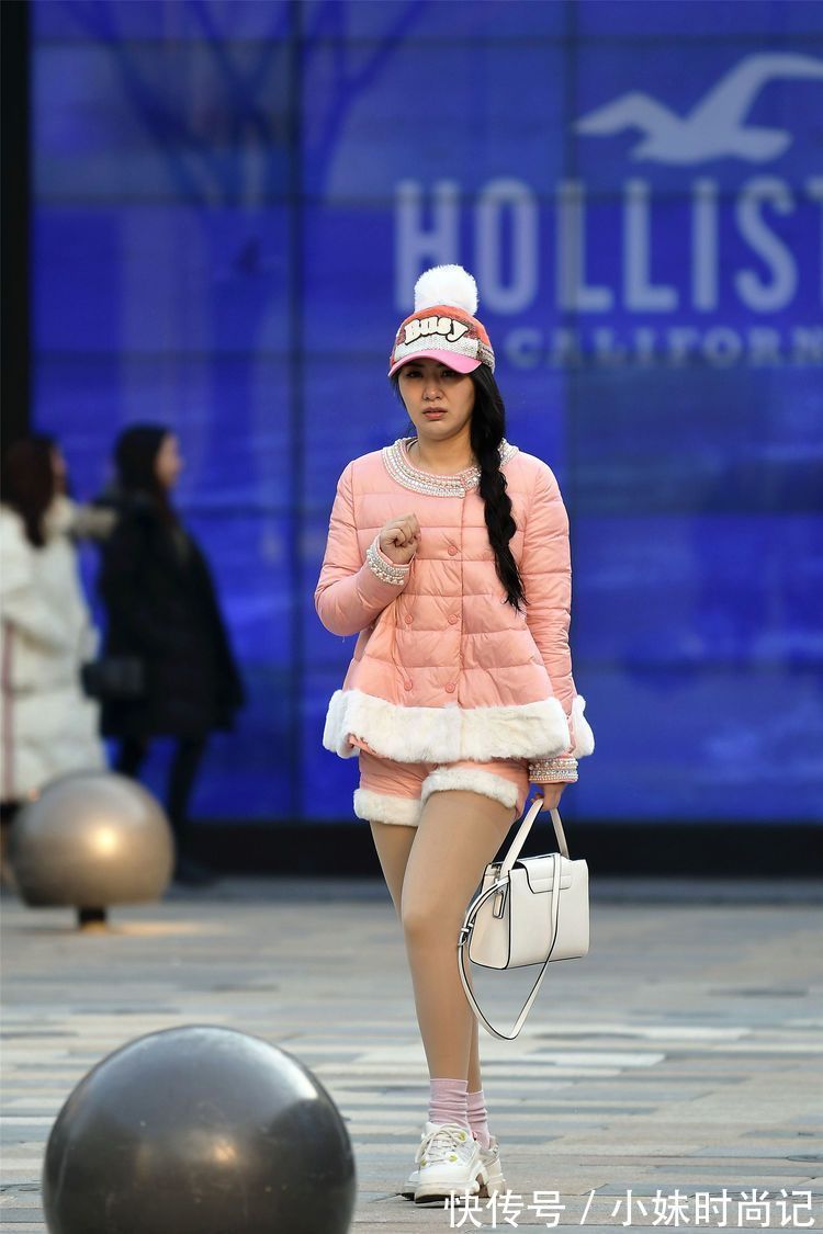 街拍 街拍:三位闺蜜一起逛街,搭配羽绒服,一定是一次热闹的逛街!