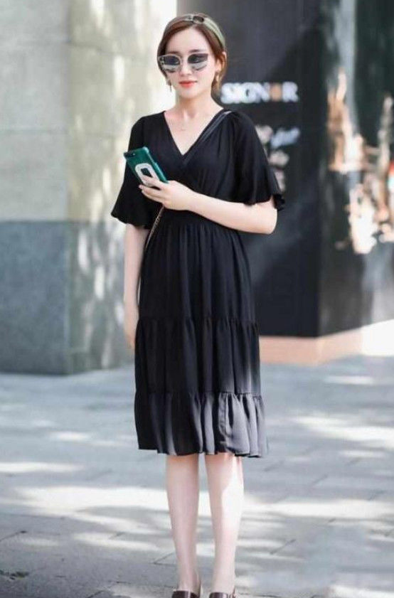 身材 身材高挑的小美女,玫红色吊带连衣裙,唯美又时尚