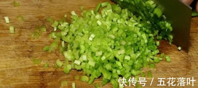 筷子|芹菜别再炒了，打入2个鸡蛋，筷子一搅，5分钟出锅，好吃又营养！
