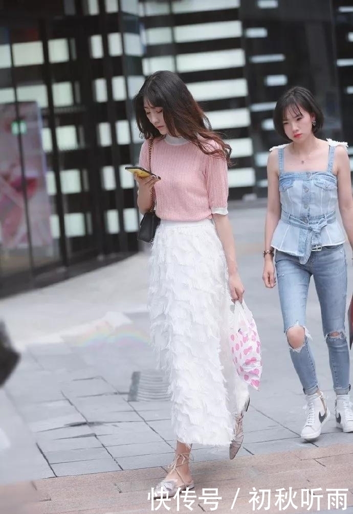 美女脚上搭配一双气质的高跟凉鞋,走路的姿态也显得更加的迷人