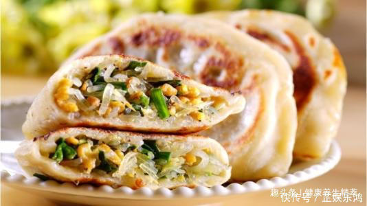 爱吃韭菜的收藏了,韭菜盒子皮薄馅大,外酥里嫩做法也很简单