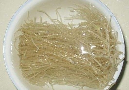 粉条一炒就成团?那是因为你只会傻焯水!多加这步,粉条根根分明