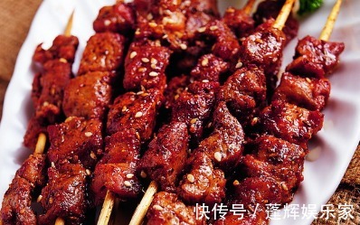 孩子们念念不忘的羊肉串，脆嫩鲜香无腥味，味道好，一盘根本不够