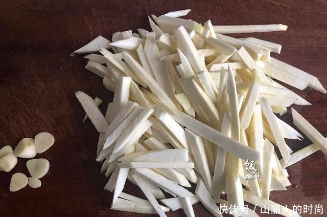 月份|8月份,这菜上市了,生长在水中,不是藕,味道鲜美,口感爽嫩