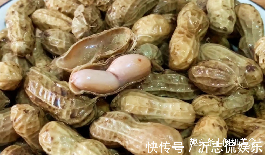 水煮花生时,不可直接盐水煮!老农民教你1招,吃着跟肉一样好吃