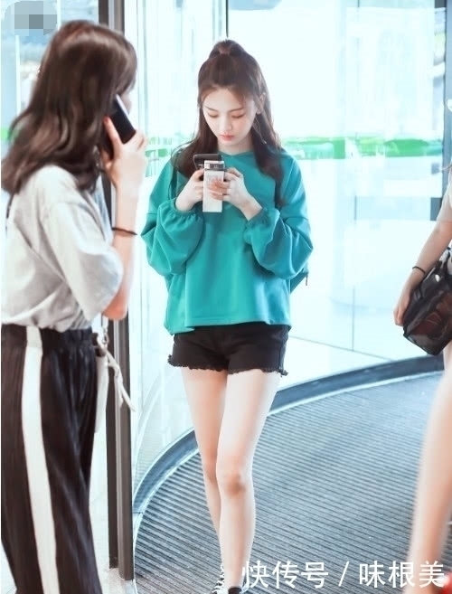 杨超越也是没谁了,双腿P得太过分,却意外被膝盖给暴露了