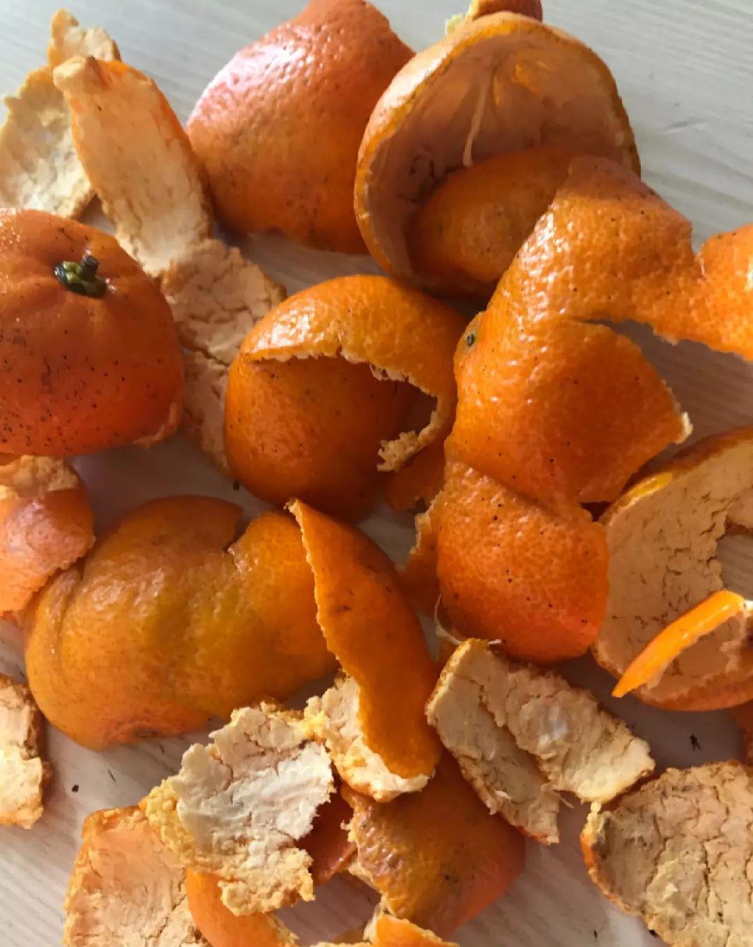 家里吃剩的果皮,拿来养花嗖嗖长,不黄叶、开花多