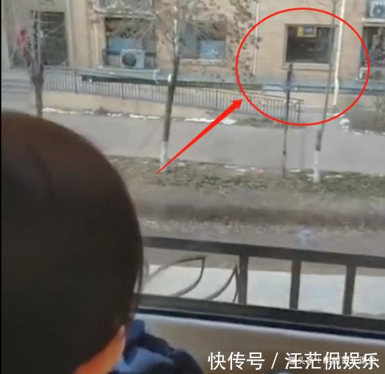 电视|爸爸关掉电视后,女儿趴在窗台一个多小时,顺着女儿眼神爸爸慌了