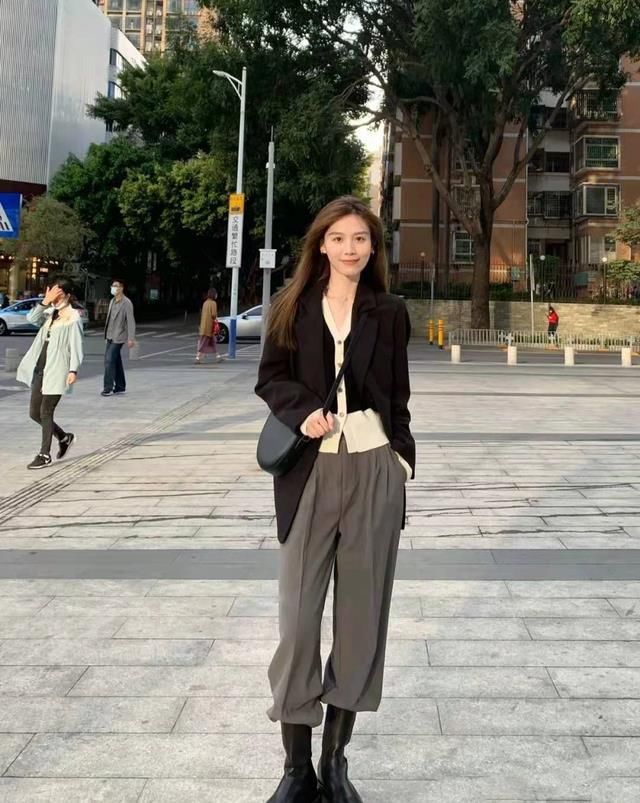 被“黑白配”穿搭圈粉了,学会这些搭配小心机,轻松展现高级时尚