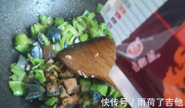 凉拌|皮蛋别只会凉拌了,试试这样做着吃,口感Q弹,开胃又下饭!