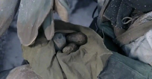 觀影|《長津湖》觀影動人場景，全場觀眾久久佇立，志愿軍老戰士來看他的戰友了……