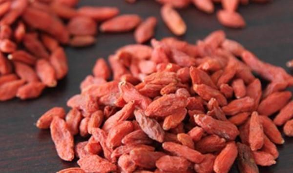 枸杞子|每天睡前吃几粒枸杞,坚持一个月后,除了降压降糖,还有3大好处