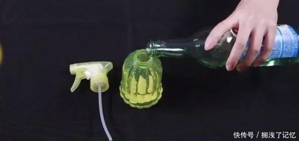 过年擦玻璃，别再用清水洗，用这一招干净又透亮！
