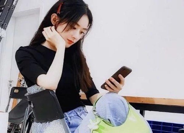 赵丽颖《中餐厅》玩手机被骂,可得知她在干啥后,黑粉赶忙道歉