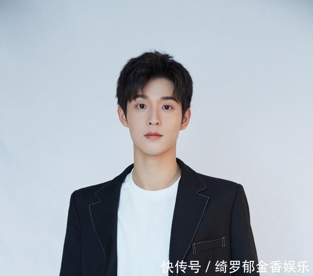 龚俊|张哲瀚让龚俊为他打call,赵薇是他老板,他还和关晓彤傅菁拍过戏