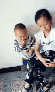 |搞笑GIF:幸亏反应快 不然被老婆发现就麻烦了