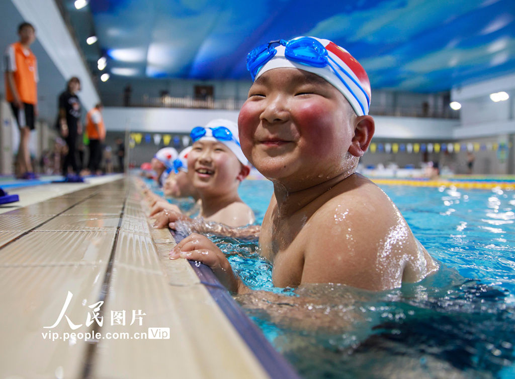 河南漯河：游泳课走进小学课堂