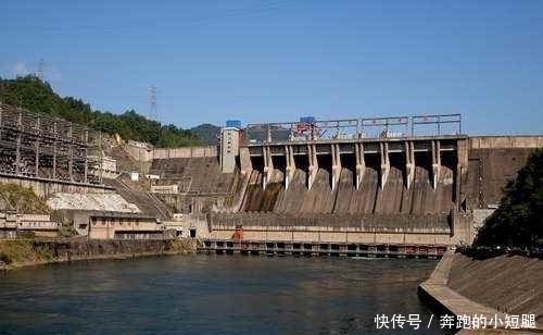 水电站下钓获一群“大嘴黑鱼”,老乡:新安江最好吃的鱼