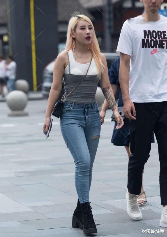 小个子女生会穿搭，修身牛仔裤配黑色马丁靴，高挑靓丽又显瘦