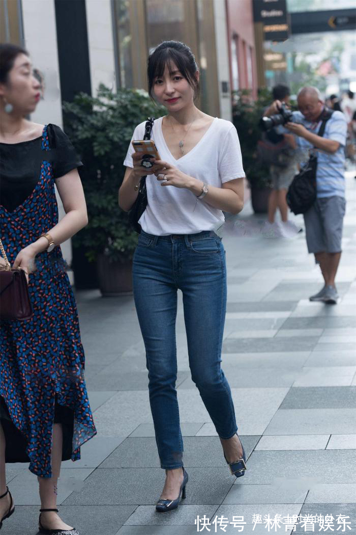 减龄 牛仔裤搭配白色T恤,简单休闲又减龄,让造型显得大方又得体