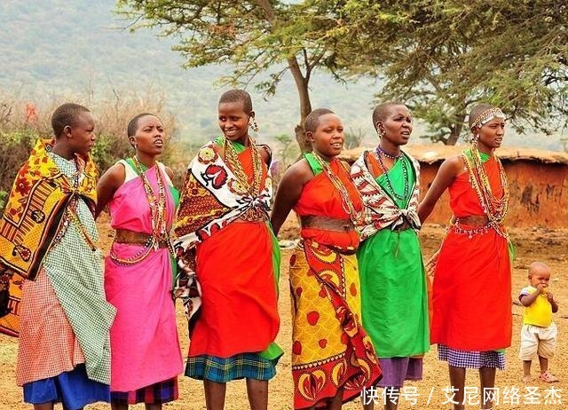 非洲有个奇葩部落,居然存在着女人剃光头,男人留长发的风俗