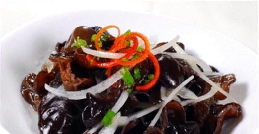 酒店厨师长透漏凉拌木耳小技巧,调汁才是关键,很多人都做错了