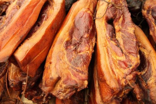 腌腊肉时,别只会加盐,再加此2种料,肉更入味,香味更浓!