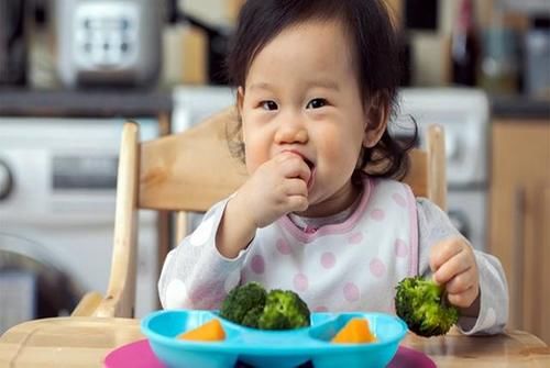 孩子两岁前能吃“大人饭”吗？儿科医生：三岁前吃都算“毒辅食”