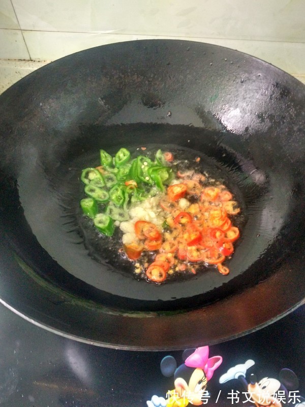 炒茄子先放油是大错特错,大厨教你1招,茄子不吸油还香嫩