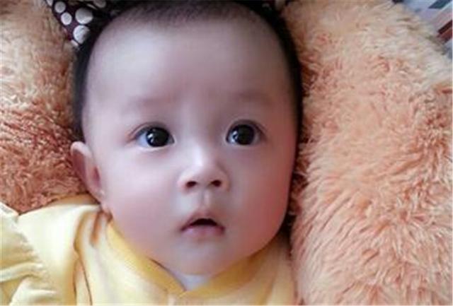 逆袭|“黑脸宝宝”刚出生就被全家嫌丑,两个月后却逆袭成全家“团宠”