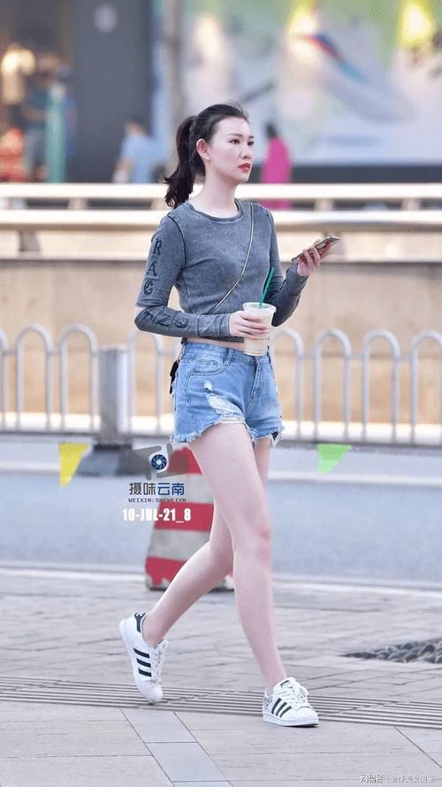 蕾丝|牛仔热裤大长腿美女，牛仔短裤好穿搭，窈窕身材尽显无疑！