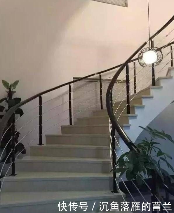 老家|晒晒老家两层小别墅,超爱一楼鱼池,谁说住农村就一定比城里差