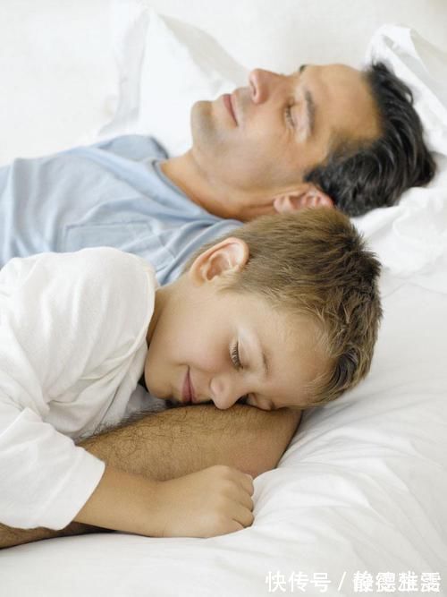 颈椎|宝爸宝妈和孩子一起睡，这几种行为不要有，会影响孩子身心发育