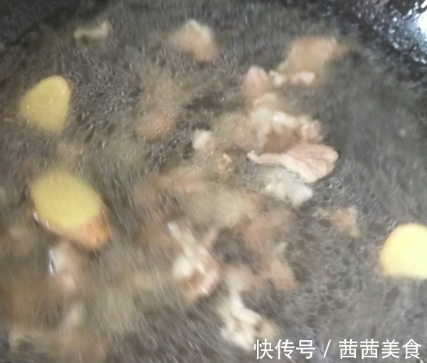 白菜炖豆腐|白菜炖豆腐,先炒白菜或者先炒豆腐都不对,这样才好吃