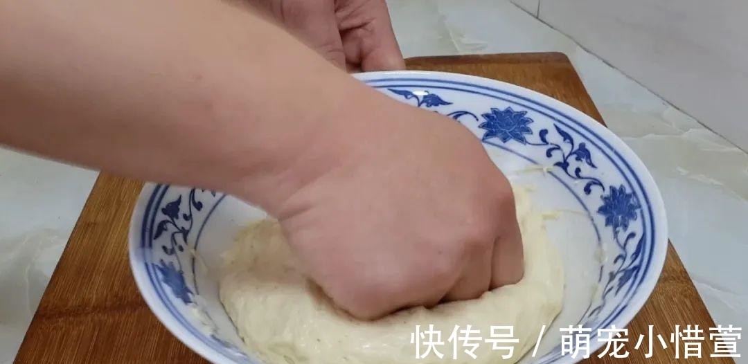 2个鸡蛋，3勺面粉，不用擀面，做出创意油炸饼，比吃油条还过瘾！