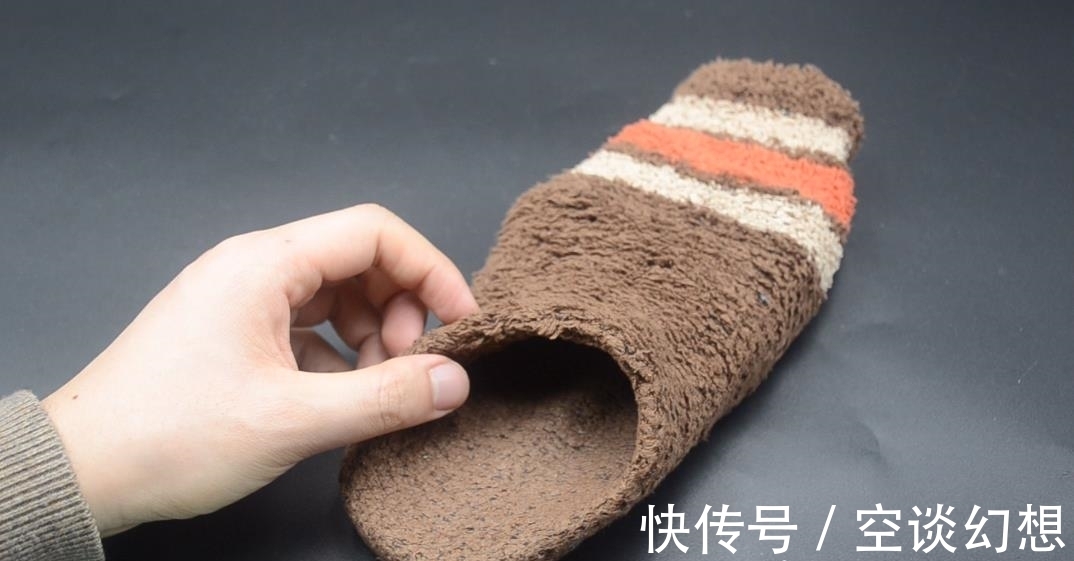 袜子有破洞别急着扔,把袜子套在拖鞋上有大作用,看完长见识了