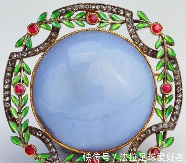 钻石 奢华的英国皇室胸针,是女王的最爱,款式简单却搭配出优雅贵气感