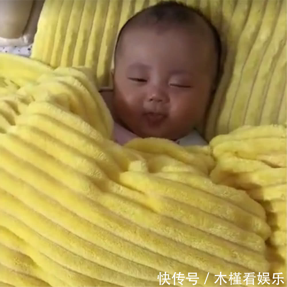 萌化|妈妈看到宝宝睡醒了,急忙掀开被子,被接下来的画面萌化了