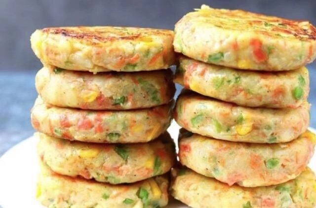 3个土豆,打2个鸡蛋,做孩子爱吃的早餐饼,营养丰富,出锅抢光