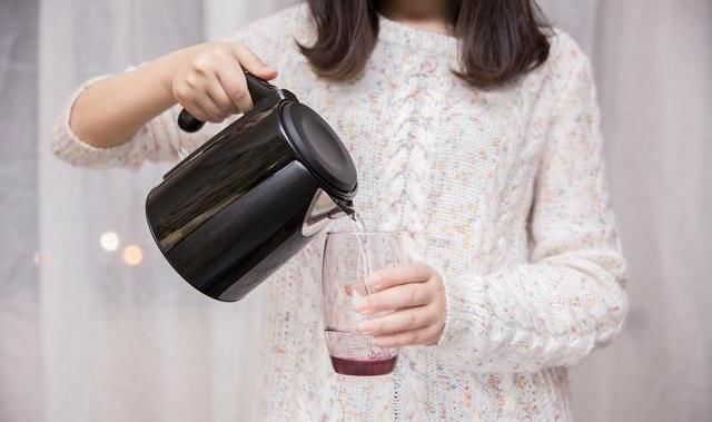 早上|早上起床后的4个习惯,比喝酒还会伤肝,很多中老年人的都在做