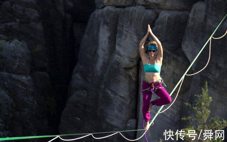 女子|我愿称她为最大胆的女子，一边走钢丝一边做瑜伽