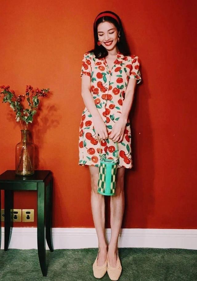 街拍小姐姐身材太好了，穿绿色抹胸裙白到发光，配初恋发真迷人