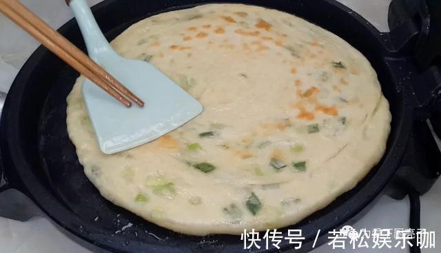 好吃|自制葱油饼的做法,锅里一烙,柔软劲道不油腻,比手抓饼好吃