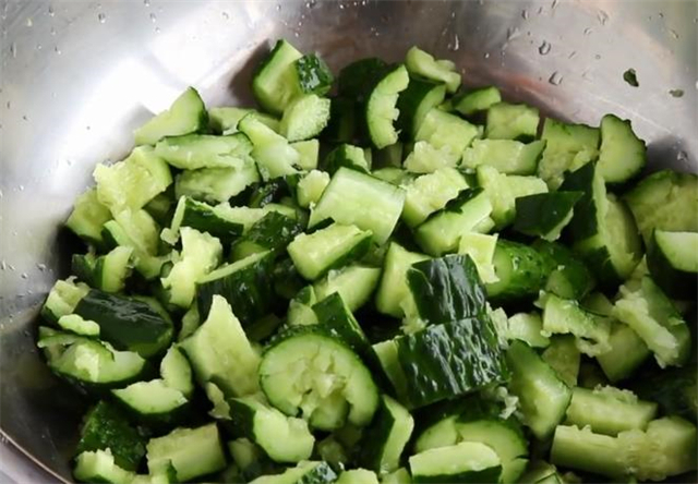 油泼辣子|凉拌黄瓜，很多人第一步就错了，做法技巧告诉你，脆爽入味又好吃